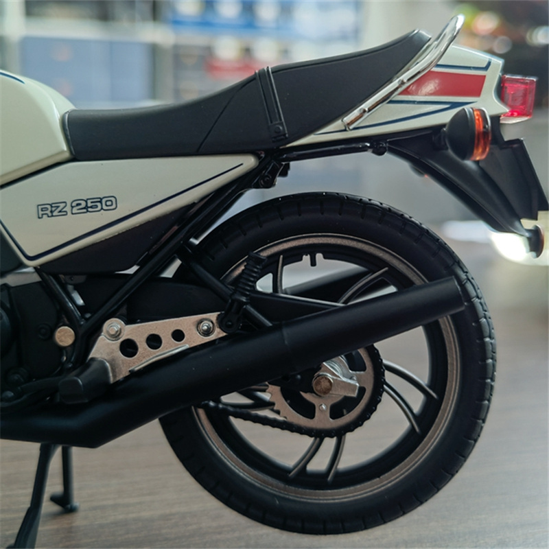 1:12 YAMAHA RZ250 RD250LC Mode – Model Kit Aoshima recenzja i cena